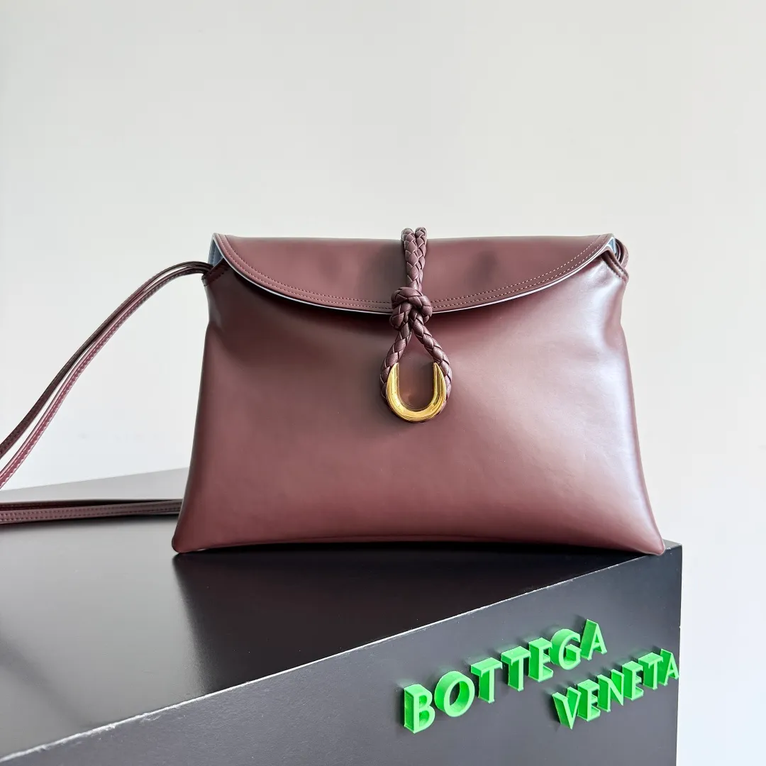 Batch 1680 Inspired by the 1970s, the Bottega Veneta women's logo shoulder bag has a smooth leather surface that brings a clean and handsome feel, just like the neatness and tenacity of a working woman. The front buckle is made of high-quality hardware pendant, the overall retro elegance, and the excellent leather feels soft. This Bottega Veneta series can be described as beautiful, weakening the complexity of the outfit, not competing for it, and only using the best quality to interpret itself. Style number: 806034 (large size) Size: 30*20*8cm